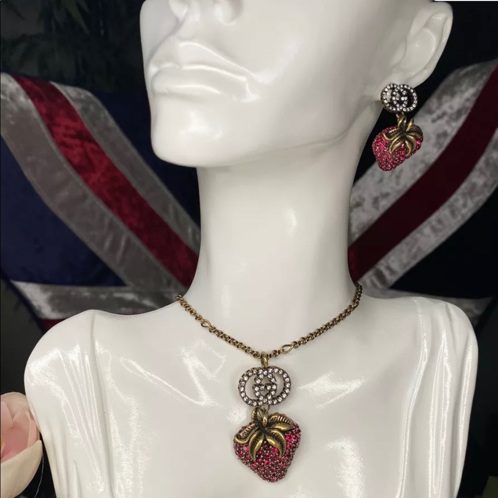 NWT Authentic Gucci Interlocking GG Red Crystal Strawberry Motif Necklace